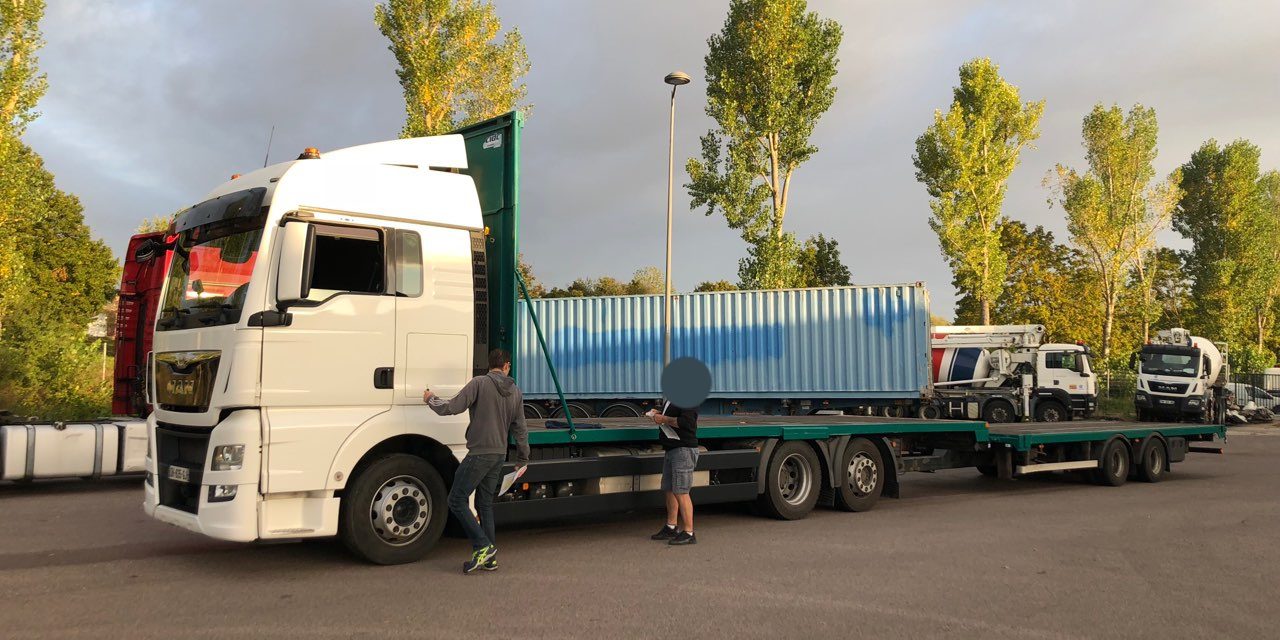 Camion remorque plateau avec chauffeur pour transport d'engins et matériaux dans les Bouches-du-Rhône - TransportEngin.fr