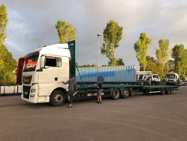 Location de Camion Remorque Plateau avec Chauffeur – TransportEngin.fr Camion remorque plateau avec chauffeur pour transport d'engins et matériaux dans les Bouches-du-Rhône - TransportEngin.fr